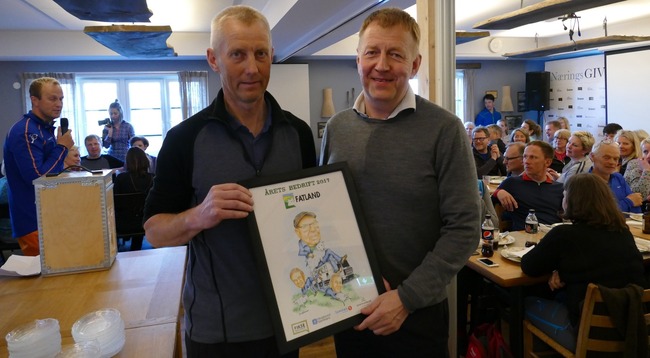 Inge Fatland og konsernsjef Terje Wester mottok prisen 